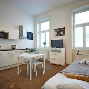 Close To Metro Iii Apartment